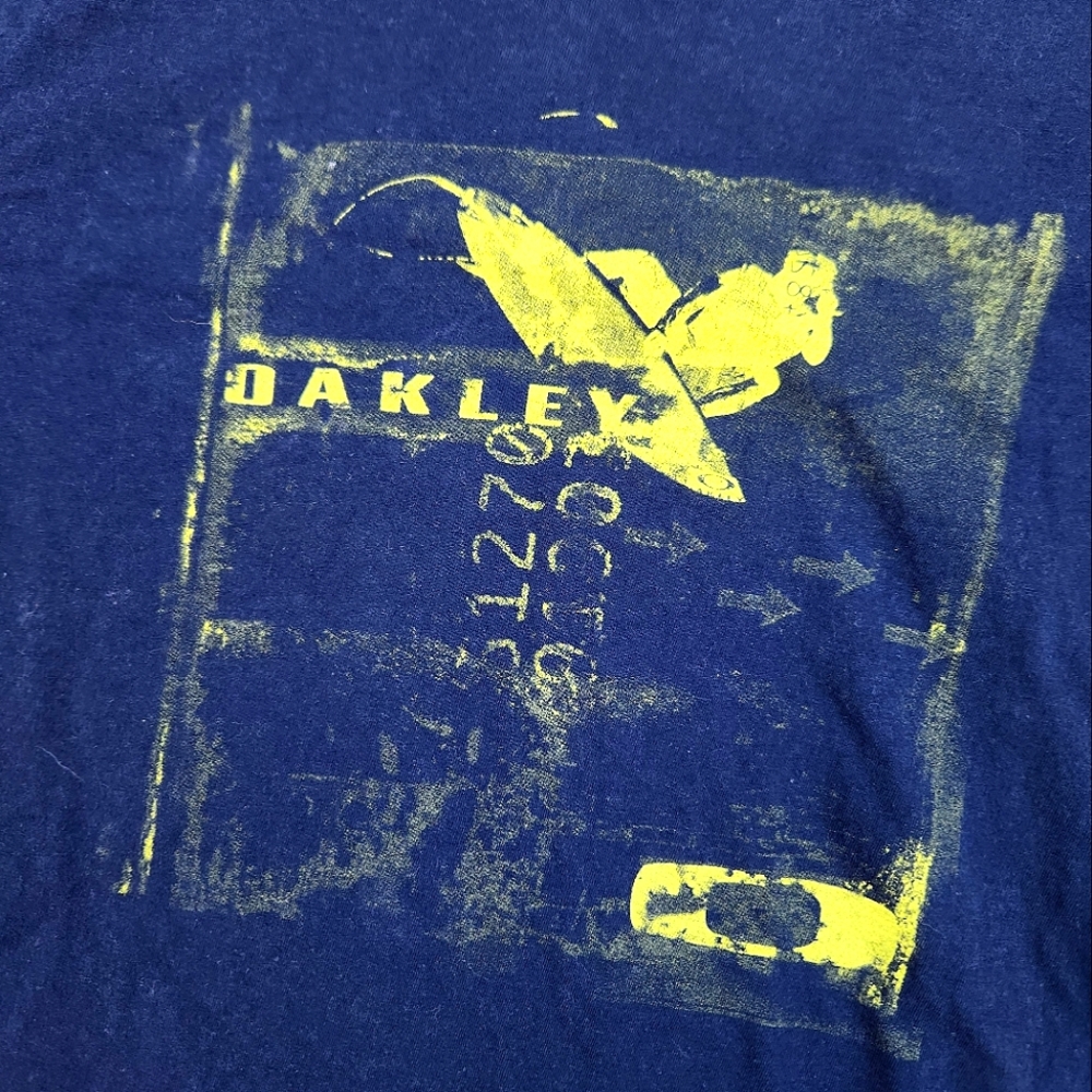 SOLD Men's OAKLEY T-shirt - Picture 2 of 3